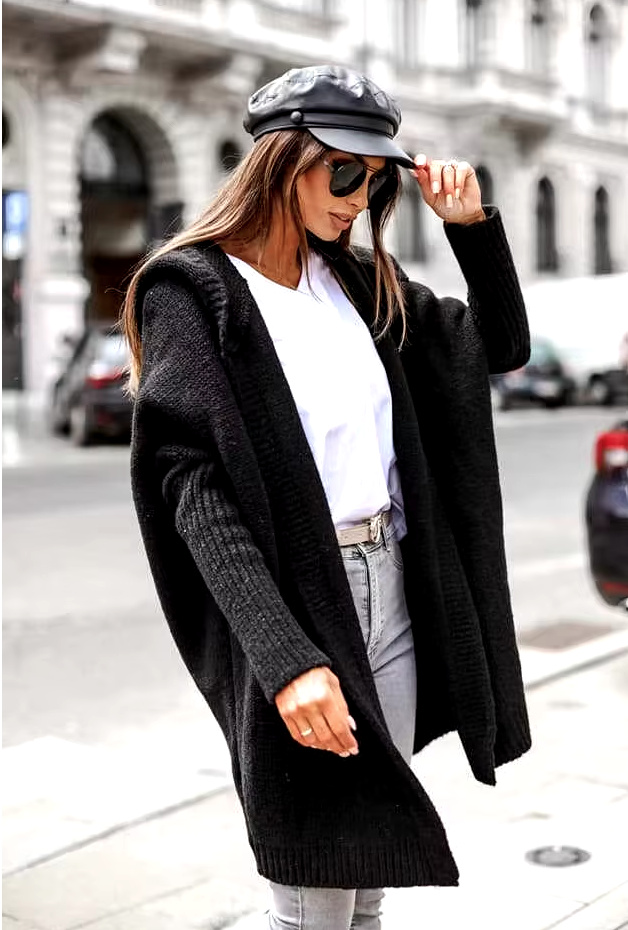 Damen Strickjacke Doro mit Kapuze und Fledermausärmel in&nbsp;Schwarz