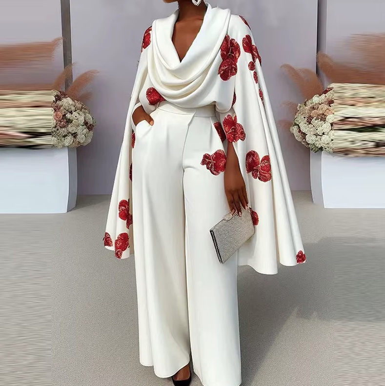 Eleganter Damen Zweiteiler in Weiß mit Taschen und Blumen&nbsp;Applikationen