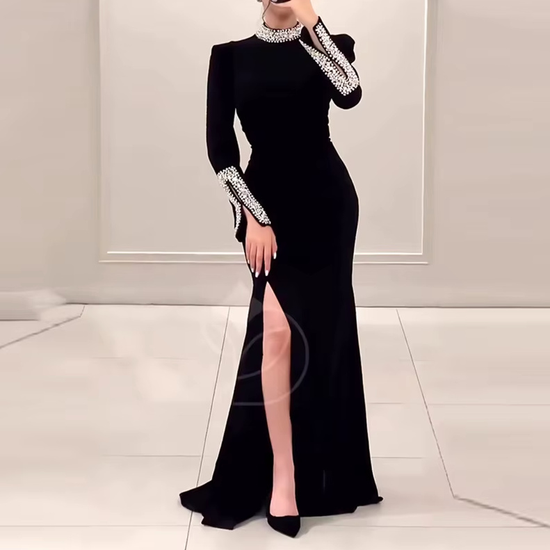 Elegantes Langarm Fit an Flare Kleid in Schwarz mit Sexy Schlitz und Strass&nbsp;Applikationen