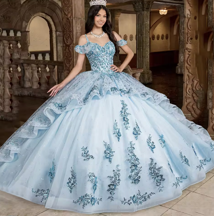 Hellblaues Brautkleid Engelina mit Träger Spitze und&nbsp;Stickereien