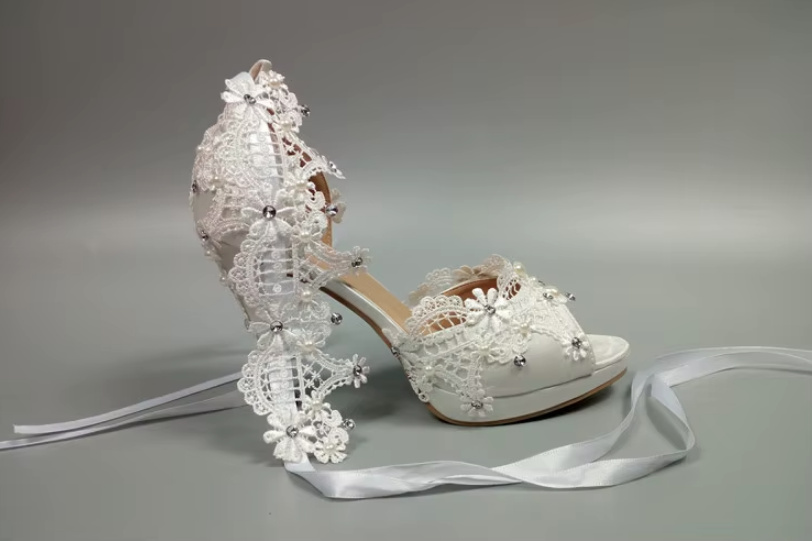 High Heel Peep Toe Brautschuhe Clarice mit Spitze Pailletten und&nbsp;Knöchelriemen