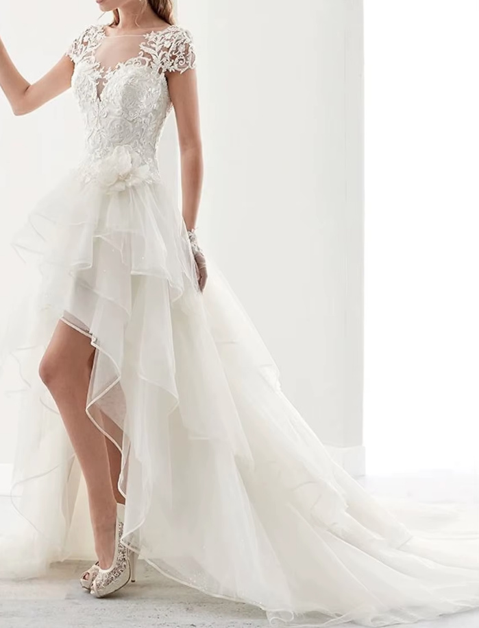 Modernes Vokuhila Brautkleid mit Spitze und Tüll&nbsp;Schleppe