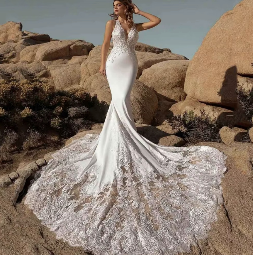 Neckholder Träger Brautkleid Chinara Rückenfrei mit Spitze und&nbsp;Schleppe