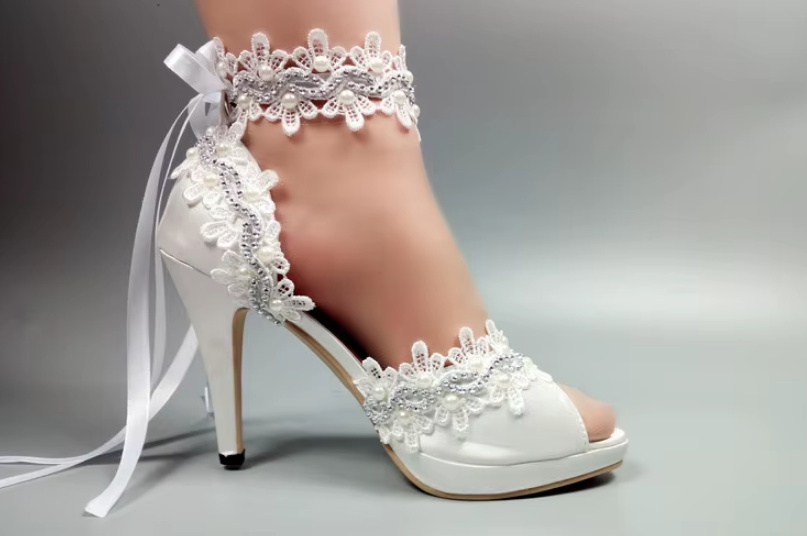 Peep Toe Brautschuhe Chloe Hochzeitsschuhe in Weiß mit Spitze und&nbsp;Knöchelriemen