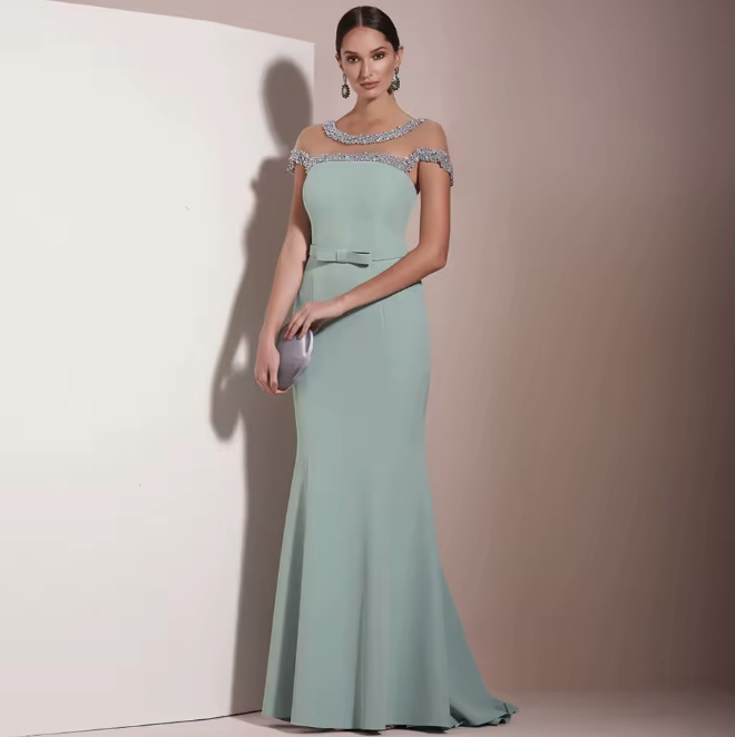 Schlichtes Brautmutterkleid Elele in hellgrün mit Illusion&nbsp;Ausschnitt