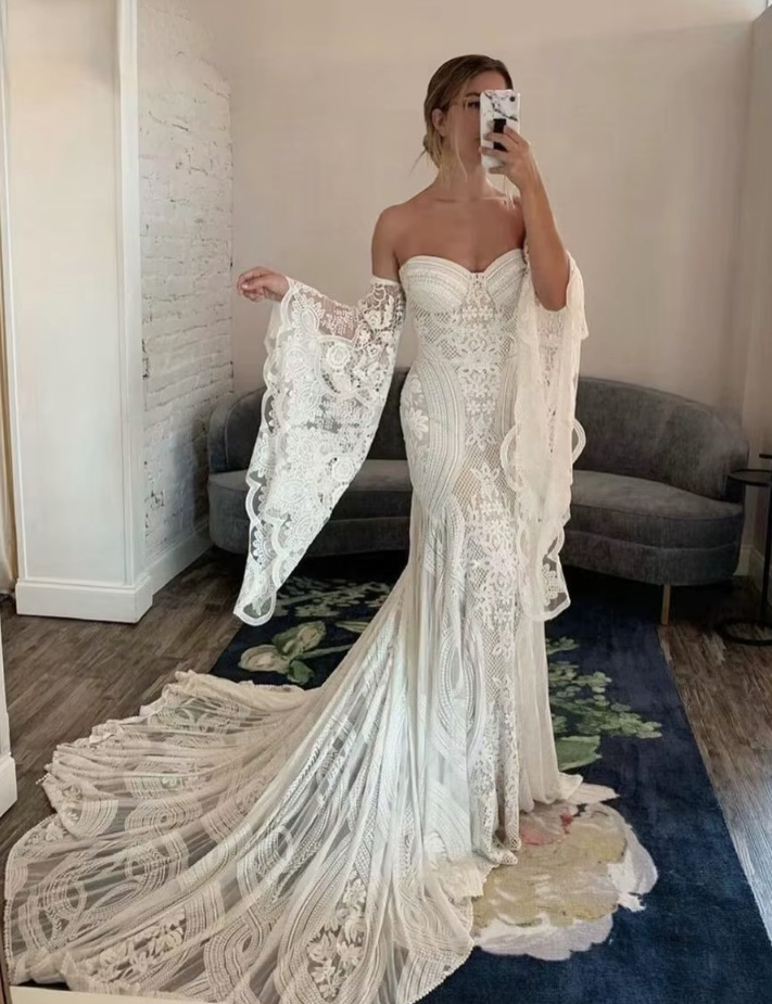 Schulterfreies Boho Brautkleid Eija aus Spitze und&nbsp;Schleppe