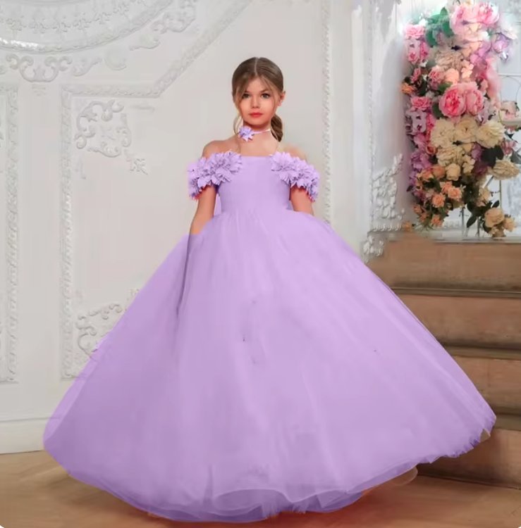 Blumenmädchenkleid Aveline Schulterfrei mit Blumen in&nbsp;Lila