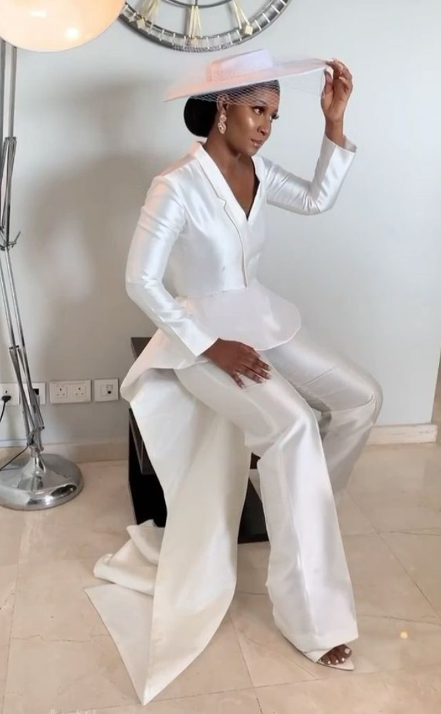 Langarm Satin Braut Overall Jumpsuit in Weiß mit&nbsp;Schleppe