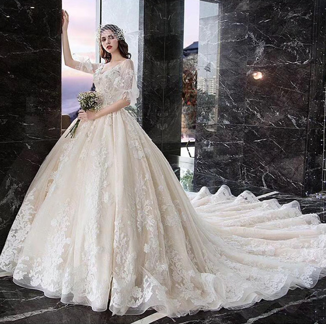 Vintage Prinzessin Ball Linie Brautkleid Frieda mit V Ausschnitt und&nbsp;Schleppe