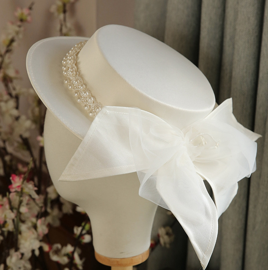 Brauthut Faiza in Weiß mit&nbsp;Perlenkette