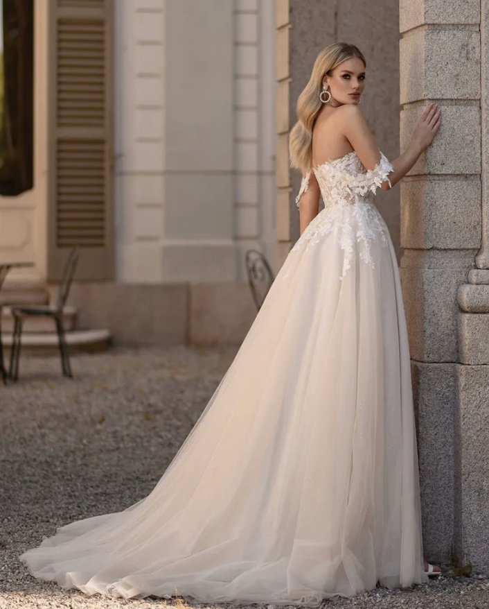 Schulterfreies Tüll Brautkleid Adrian mit Spitze und Cut&nbsp;Out