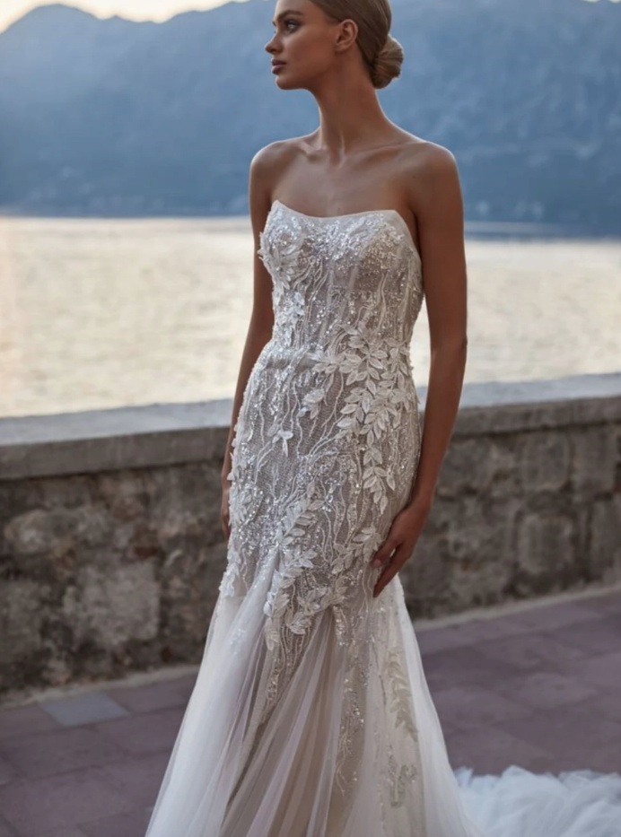 Spaghettiträger Luxus Boho Brautkleid mit Schleppe und&nbsp;Spitze