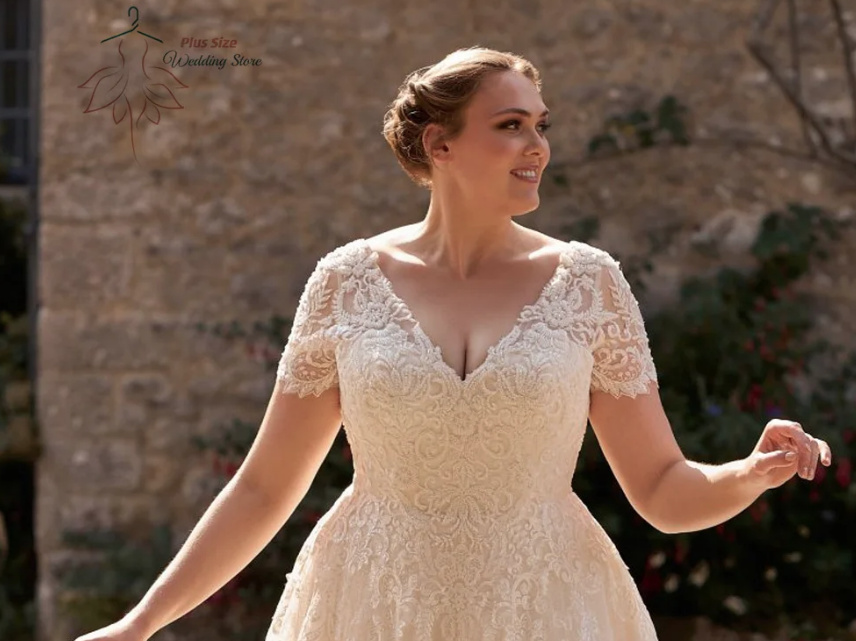 Plus Size Kurzarm Brautkleid Ayana mit Spitze und&nbsp;Schleppe