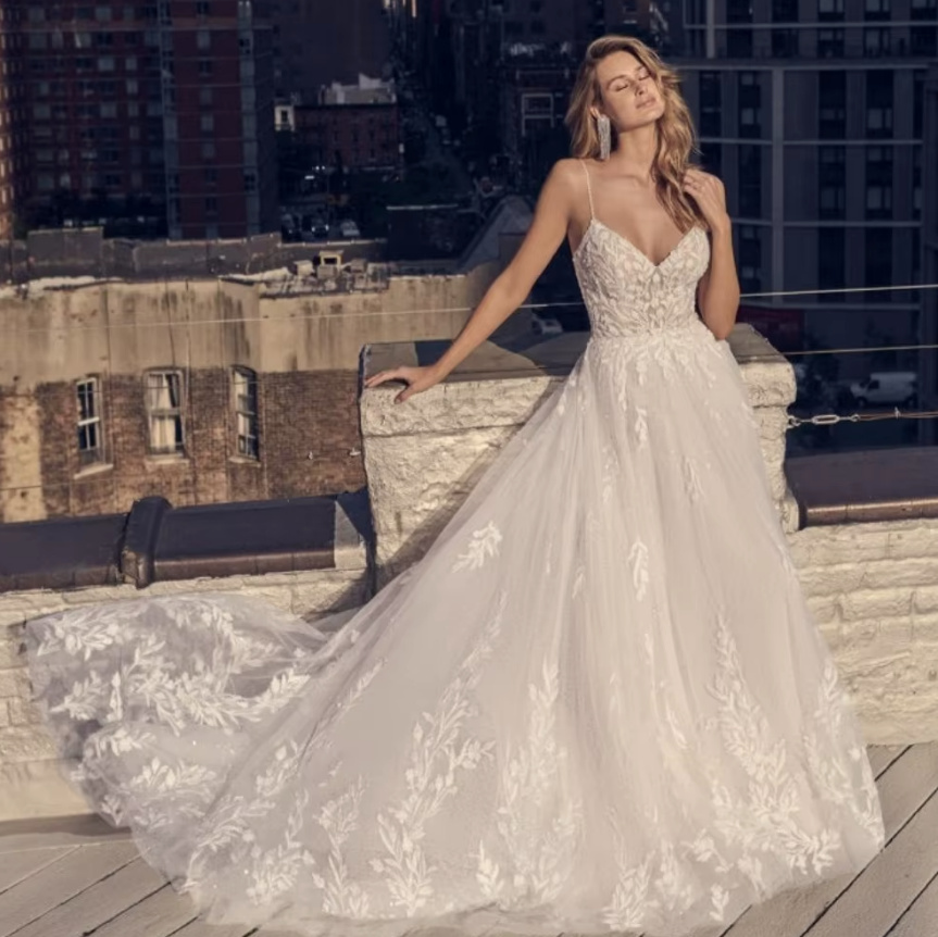 A Linie Spaghettiträger Brautkleid Christin mit Spitze und&nbsp;Schleppe