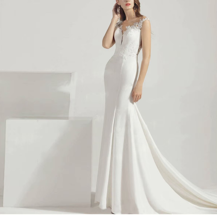 Ärmelloses Fit and Flare Brautkleid Carry mit Illusion Ausschnitt Spitze und&nbsp;Schleppe