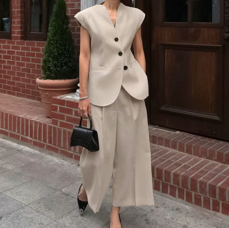 Eleganter Business Zweiteiler 2025 für Damen in Creme Weste mit Marlene Hose im Set