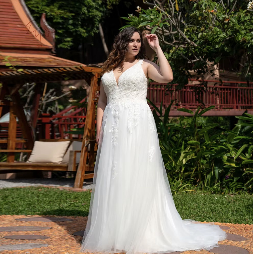 Empire Brautkleid Coco auch für Große Größen mit Spitze und&nbsp;Schleppe