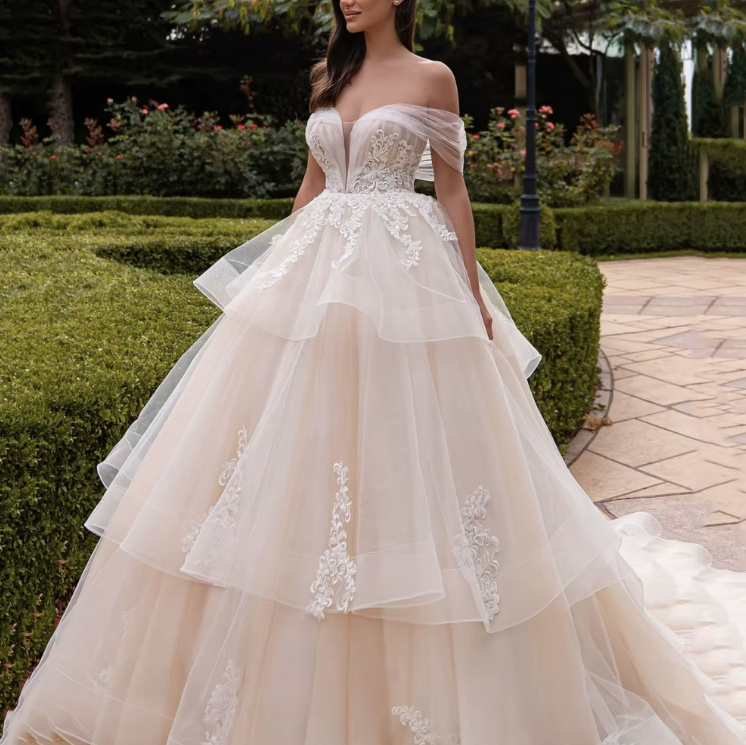 Schulterfreies Ball Linie Brautkleid Christiana mit Spitze Raffungen und&nbsp;Schleppe