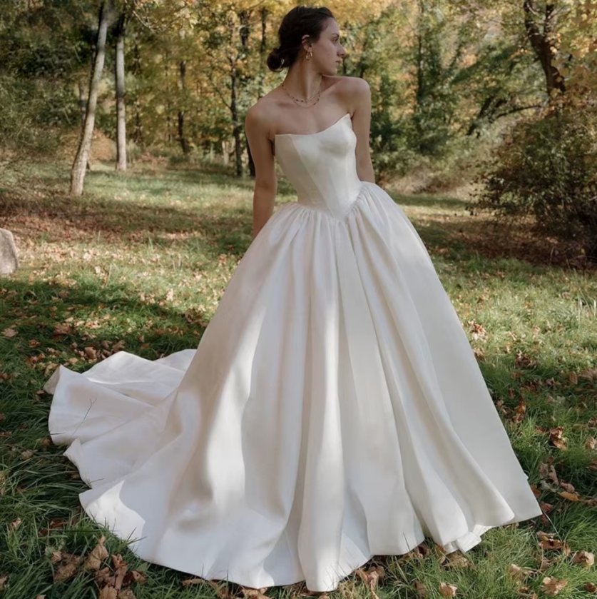 Schulterfreies Clean Chic Brautkleid Clover mit&nbsp;Schleppe