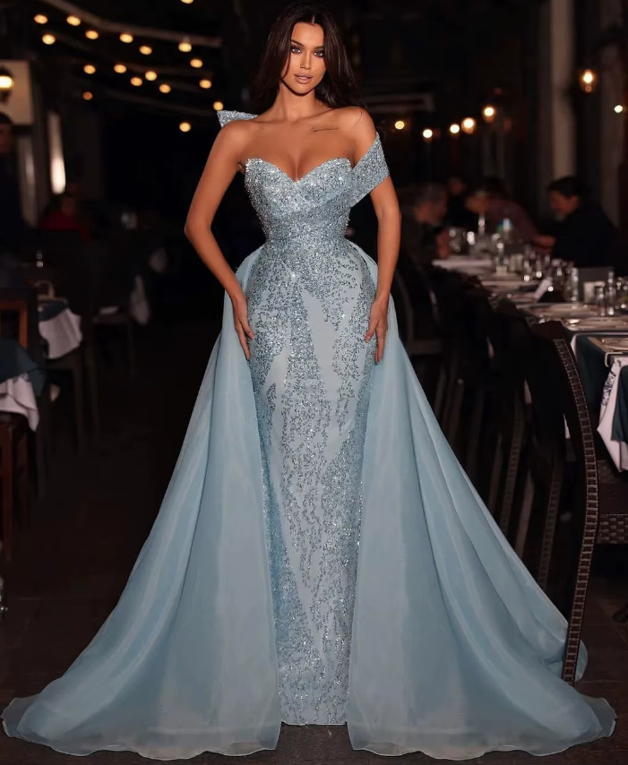 Schulterfreies I Linie Glitzer Brautkleid Charlize in Himmelblau mit&nbsp;Schleppe