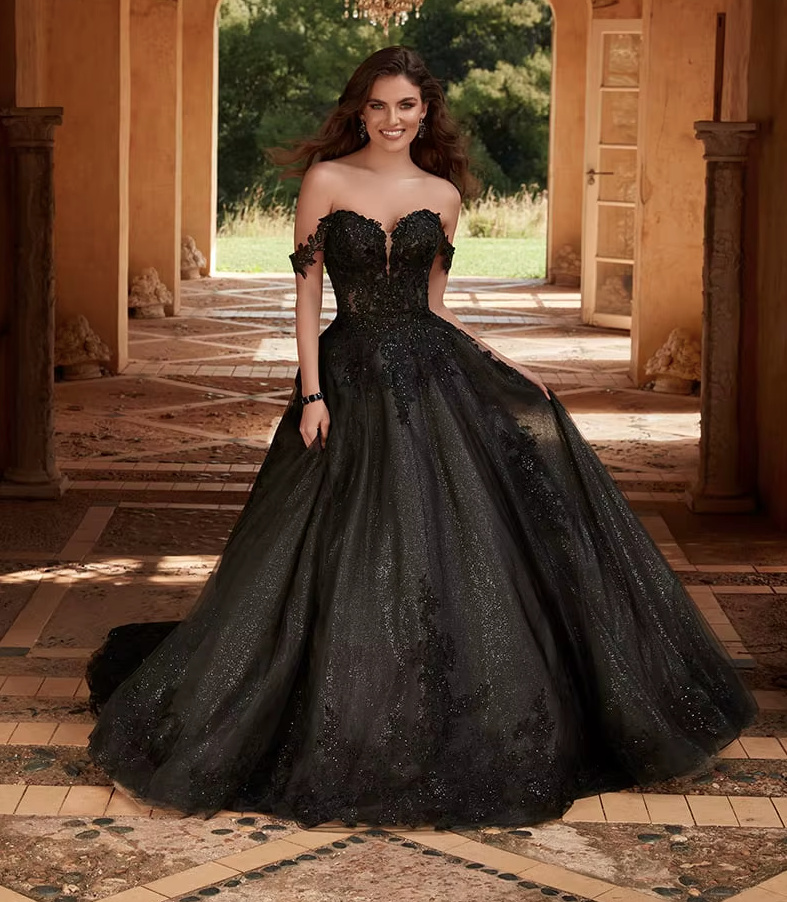 Schwarzes Schulterfreies Brautkleid Faiza mit Spitze und Schleppe