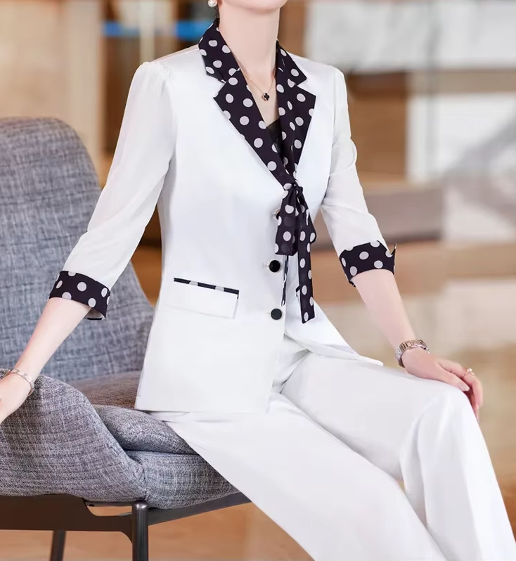 Standesamtmode Braut Hosenanzug Elegant in&nbsp;Weiß