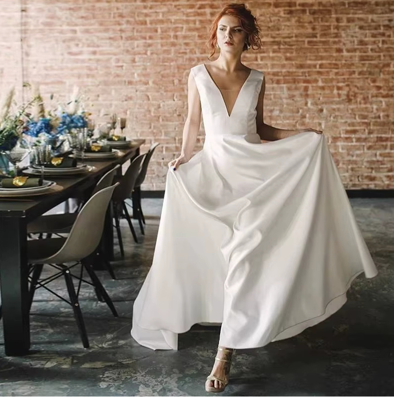 A Linie Clean Chic Satin Brautkleid Gail mit Rückenausschnitt Ärmellos