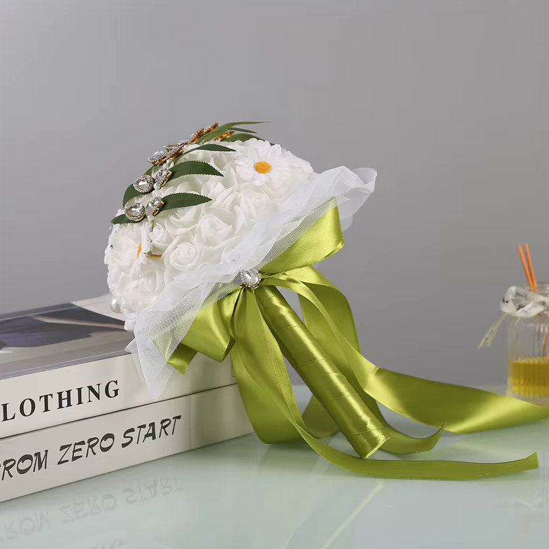 Brautstrauß Blumenstrauß Gabrielle Rund in Weiß Grün mit&nbsp;Strass