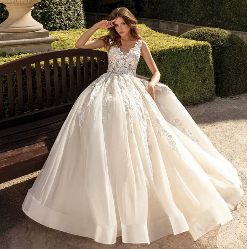 Prinzessin Brautkleid Danuta mit Blumen Spitze und Rücken&nbsp;Ausschnitt