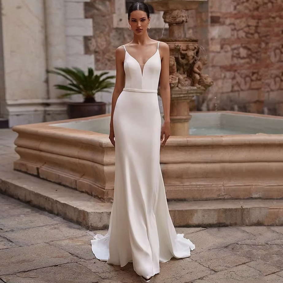 Satin Fit and Flare Brautkleid Darlin mit Rückenausschnitt und&nbsp;Schleppe