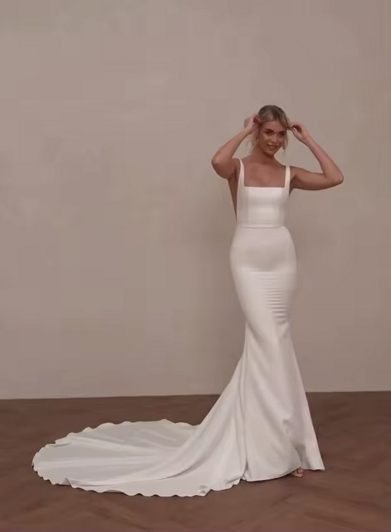 Satin Meerjungfrau Brautkleid Dani mit Schleppe und Rücken&nbsp;Ausschnittv