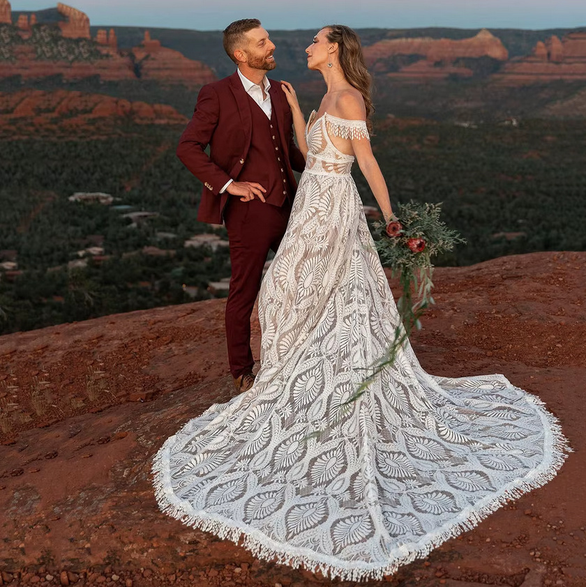 Schulterfreies Boho Style Brautkleid Davide aus Spitze mit Schleppe