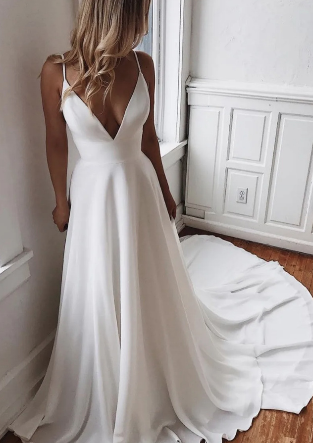 Schlichtes A Linie Brautkleid Anneke mit V Ausschnitt und&nbsp;Schleppe