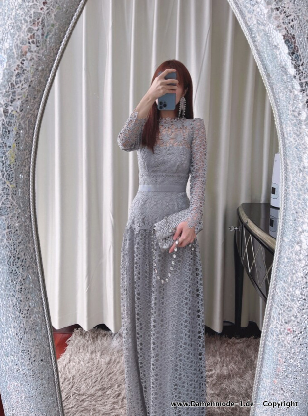 Elegantes Langarmkleid aus Spitze in Silber&nbsp;Bodenlang
