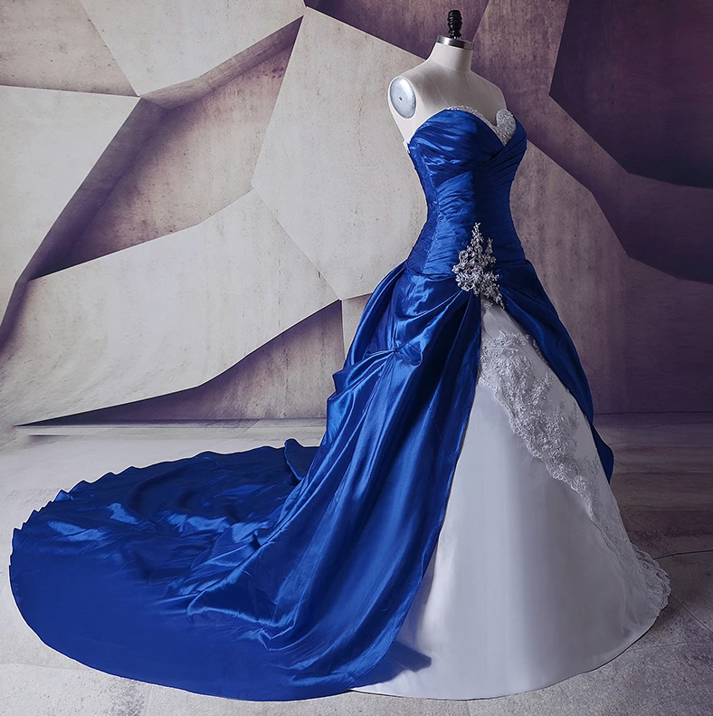 Klassisches Brautkleid Aithne in Blau Weiß mit Schleppe und Spitze&nbsp;Schulterfrei