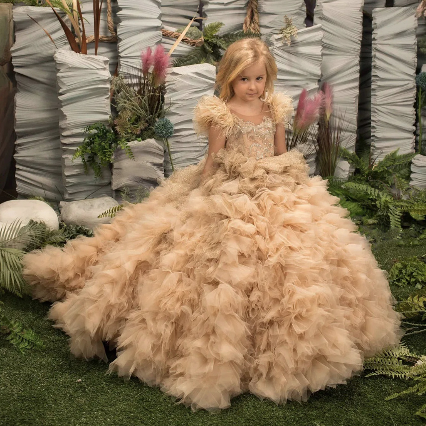 Prinzessin Blumenmädchenkleid Ayuna mit Schleppe und Rüschen in&nbsp;Champagne