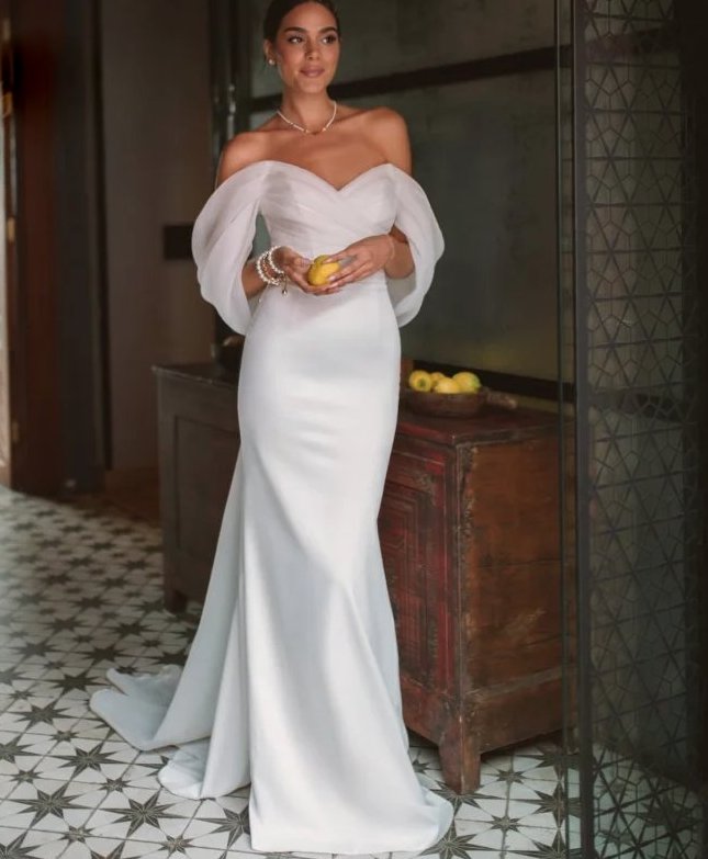 Schulterfreies Fit and Flare Brautkleid Adelheid mit&nbsp;Pinselschleppe