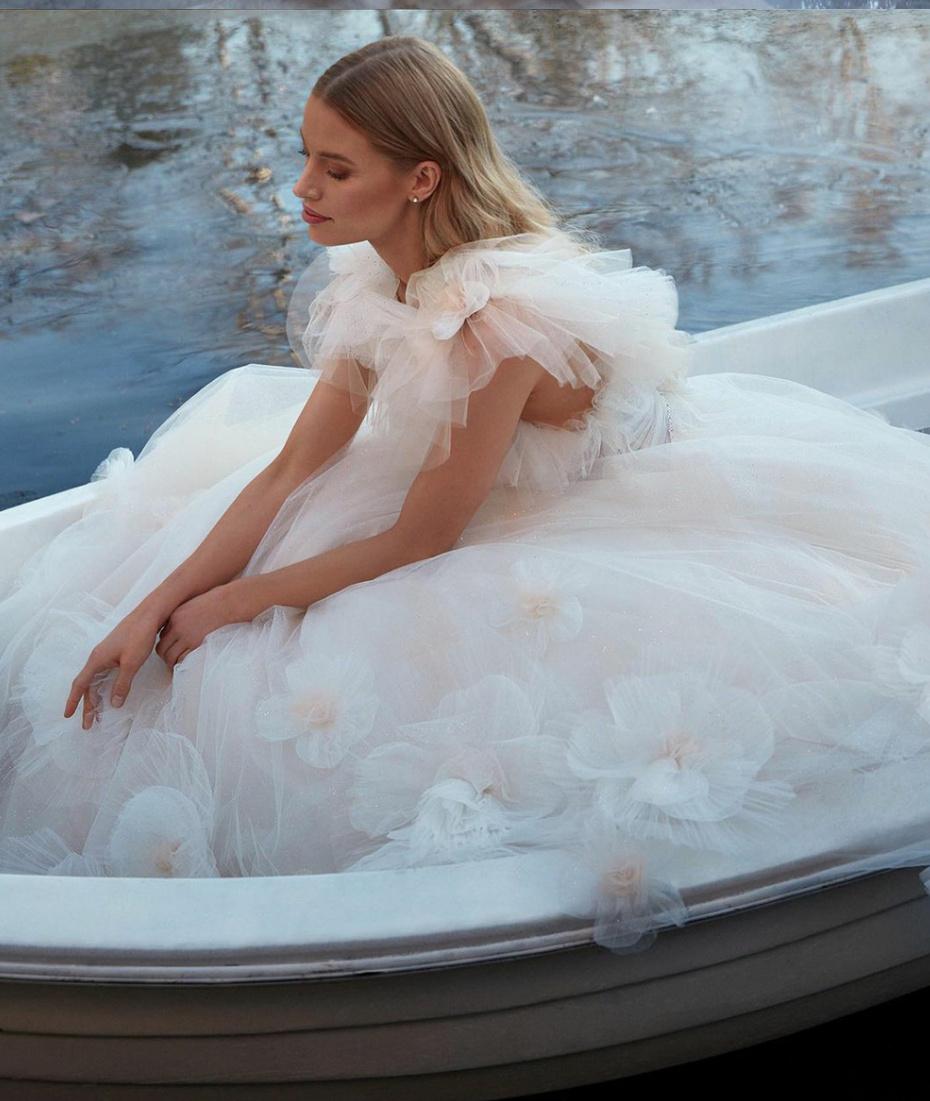 Wunderschönes Fee Brautkleid mit 3D Blumen und Kristall&nbsp;Applikationen