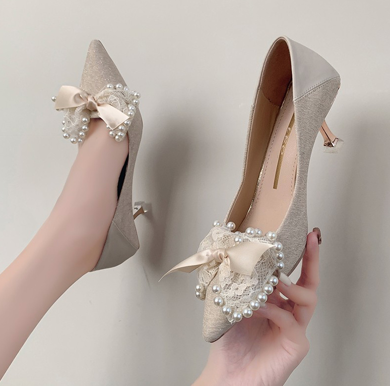 Dünne High Heels Brautschuhe Enya mit Schleife und Perlen in&nbsp;Beige