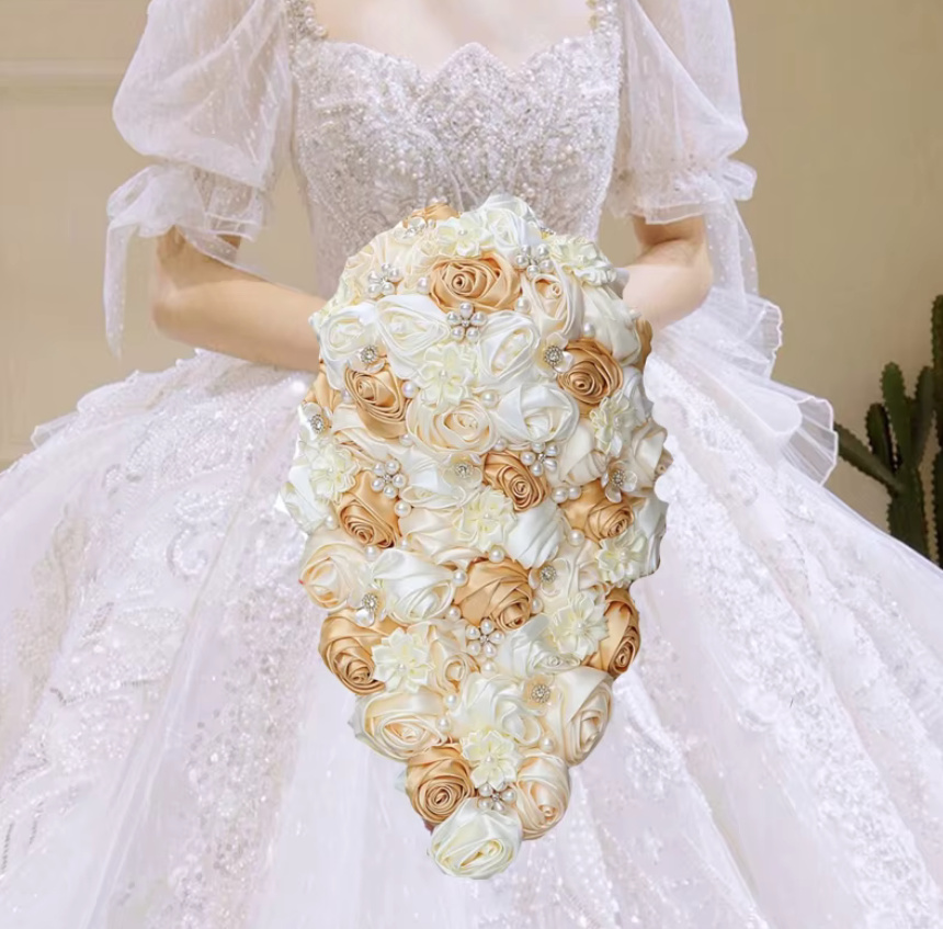 Wasserfall Rosen Perlen Brautstrauss Davina Weiß&nbsp;Champagne