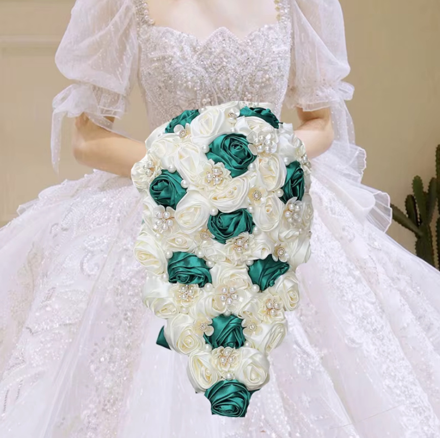 Wasserfall Rosen Perlen Brautstrauss Davina Weiß&nbsp;Grün