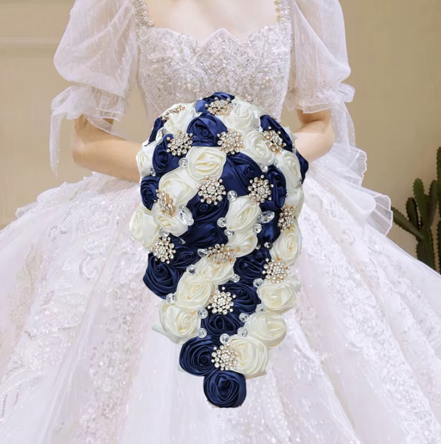 Wasserfall Rosen Perlen Brautstrauss Davina Weiß&nbsp;Navyblau