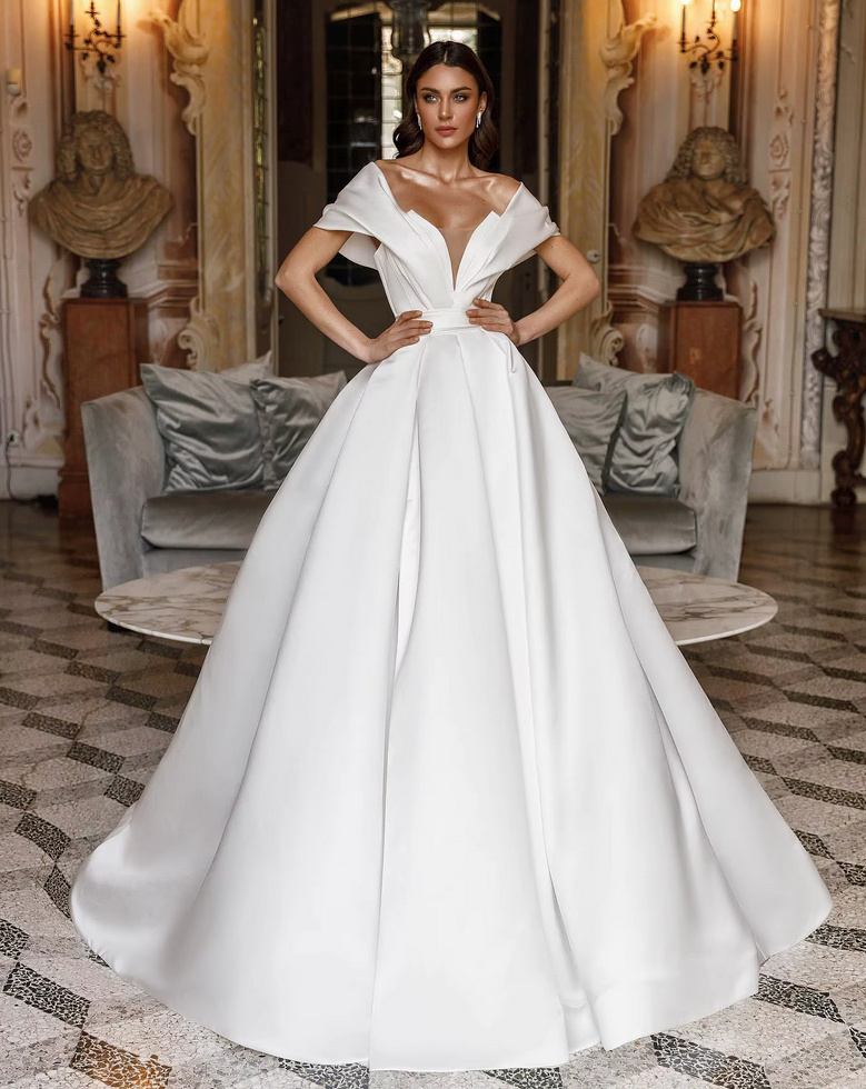 Schulterfreies Clean Chic Brautkleid 2025 Diana mit Schleppe und Rückenausschnitt