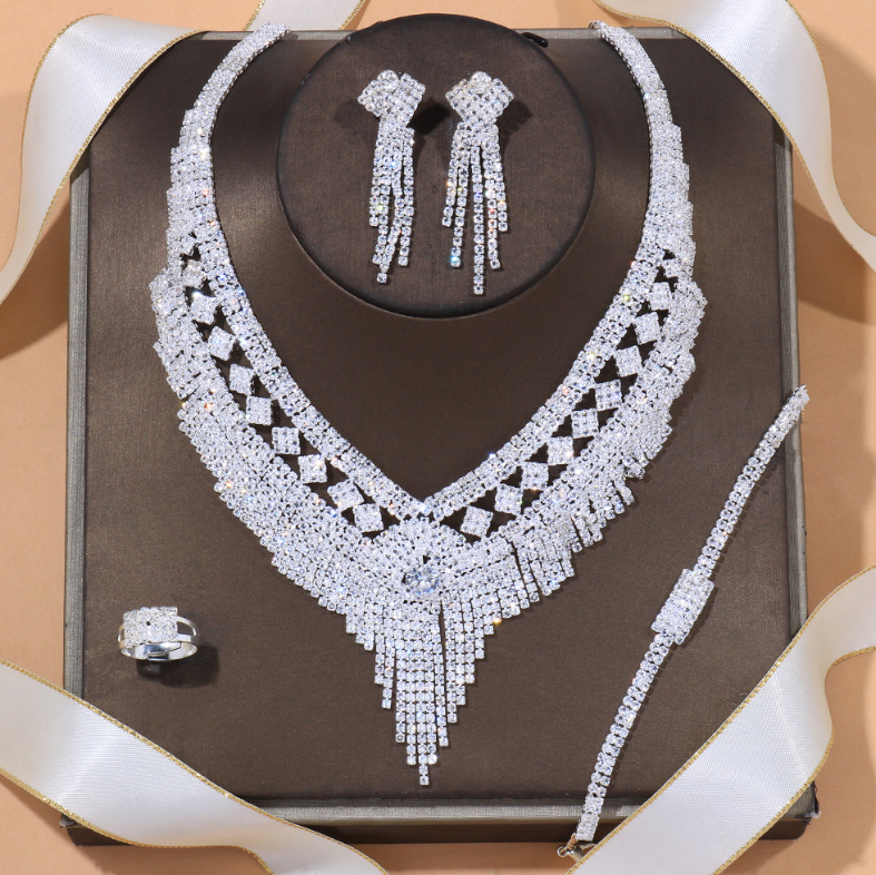 Strass Brautschmuck Set Esmeralda Halskette Armband Ohrringe und Ring im&nbsp;Set