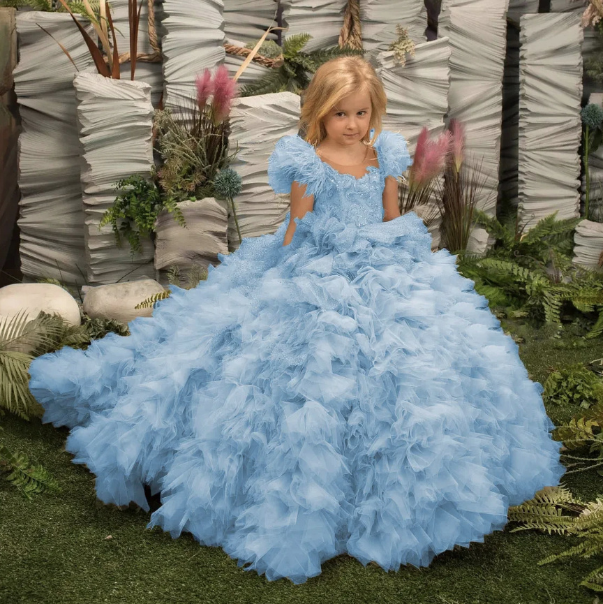 Prinzessin Blumenmädchenkleid Ayuna mit Schleppe und Rüschen in&nbsp;Hellblau