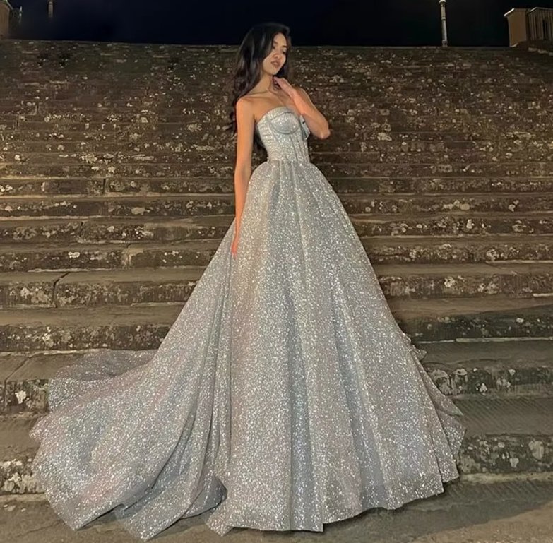 Schulterfreies Glitzer Brautkleid Breanna mit Schleppe in&nbsp;Silber