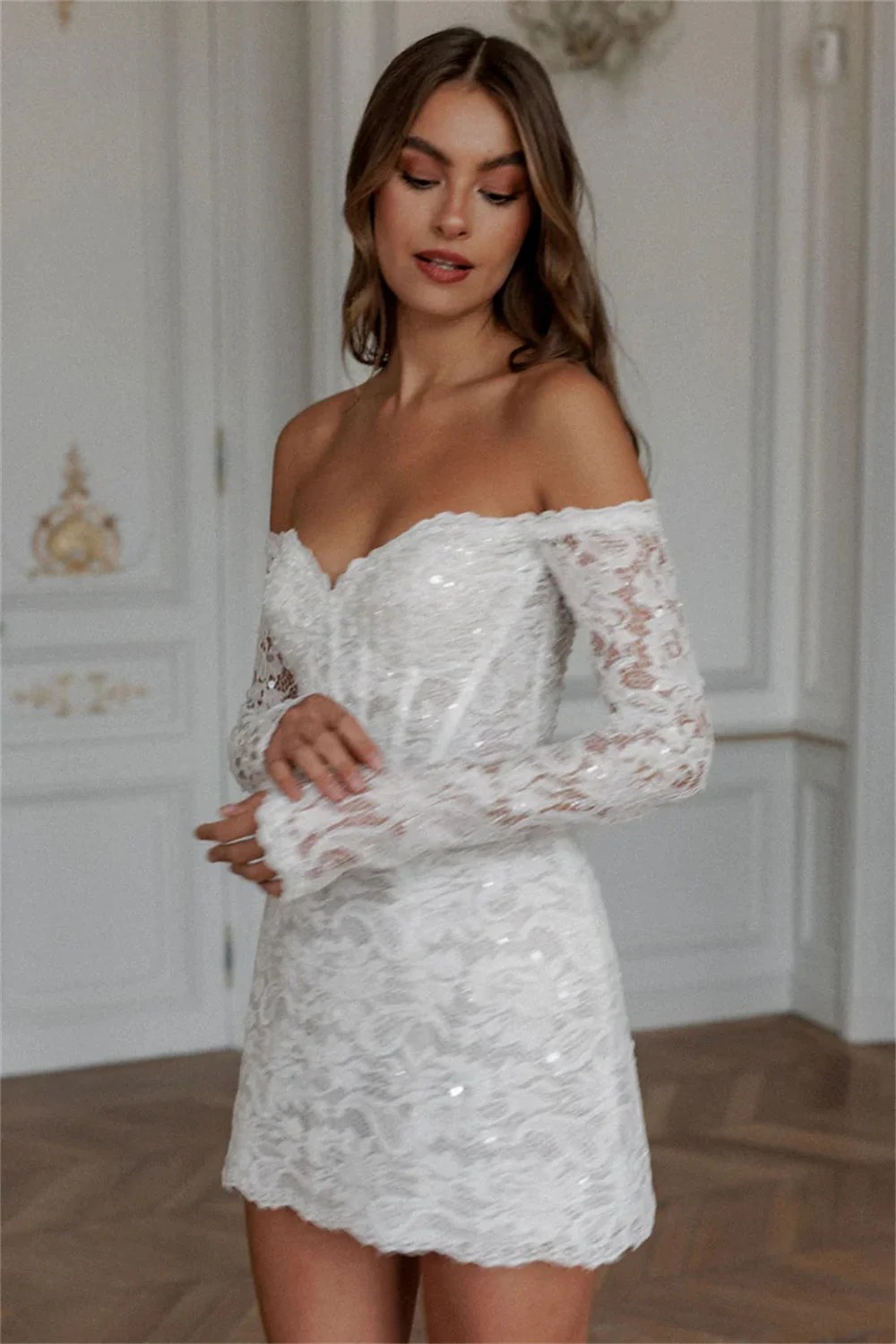 Sexy Off-Shoulder kurzes Brautkleid mit langen Ärmeln und Spitzenapplikationen