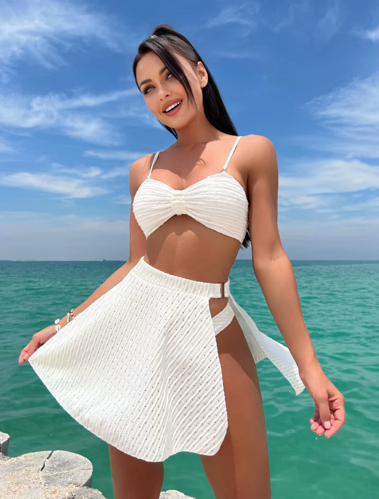 Dreiteiliges Triangle Bikini-Set 2025 in Weiß mit Strand&nbsp;Rock