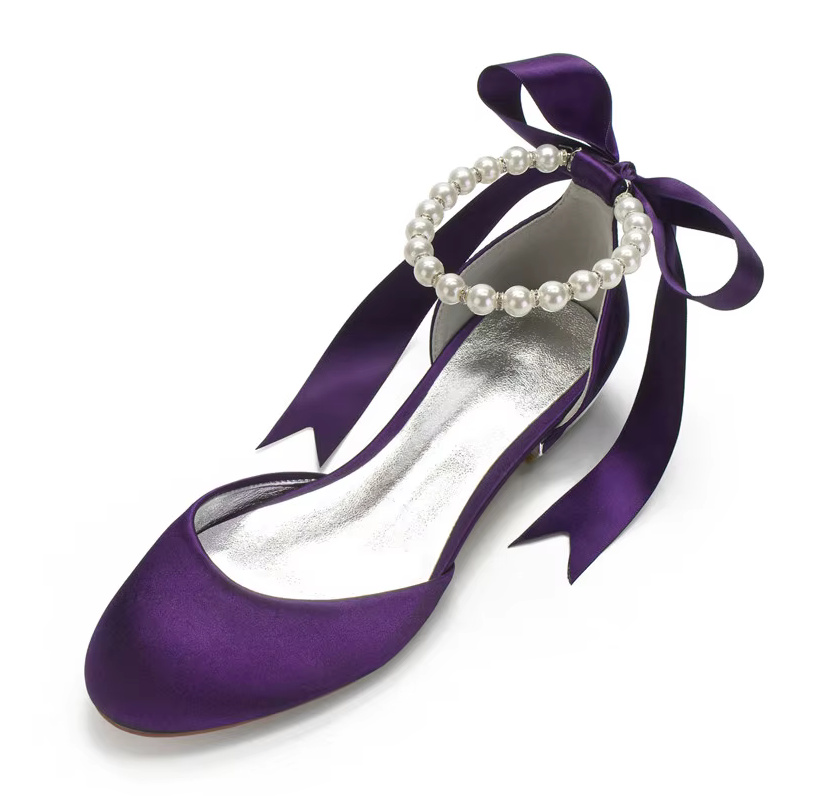 Flache Braut Ballerinas in Dunkellila mit Perlen&nbsp;Knöchelriemen