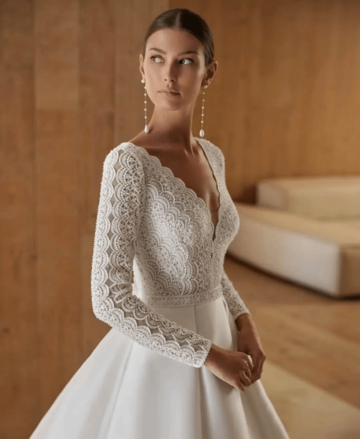 Klassisches Langarm Brautkleid 2025 mit Spitze und Rückenausschnitt